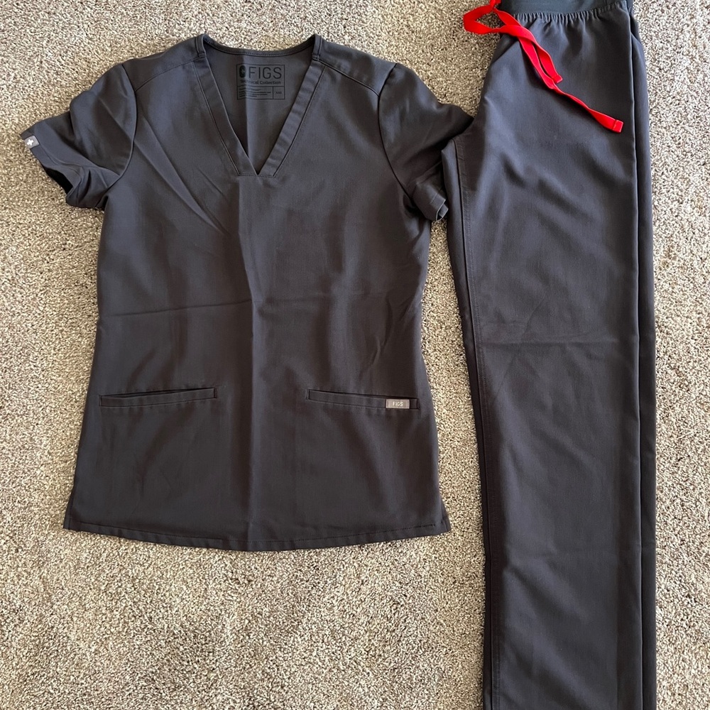 FIGS Black Scrub Set